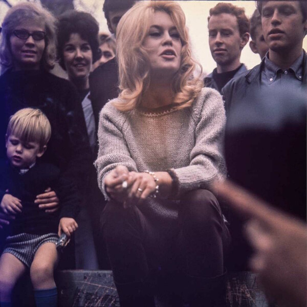 12 σαγηνευτικά αφτιασίδωτες φωτογραφίες της Μπριζίτ Μπαρντό, από ένα Σαββατόβραδο του '68