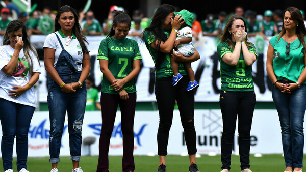 Συγκλονιστικές στιγμές στην επιστροφή της Σαπεκοένσε στα γήπεδα μετά την τραγωδία