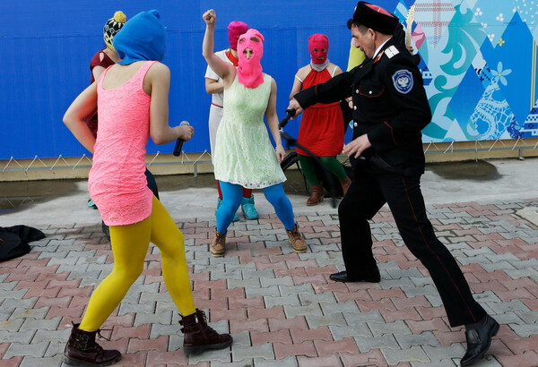 Οι Pussy Riot -η θρυλική μοσχοβίτικη αναρχοφεμινιστική κολεκτίβα- έρχονται στην Αθήνα