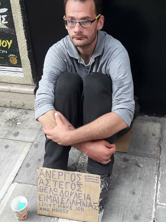 Γιατί κάποιος να βοηθήσει τον συγκεκριμένο άστεγο στο κέντρο της Αθήνας