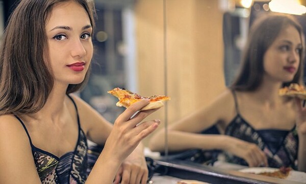 Έρευνα: Αν χάσατε την όρεξή σας, η λύση είναι να φάτε μπροστά στον καθρέφτη