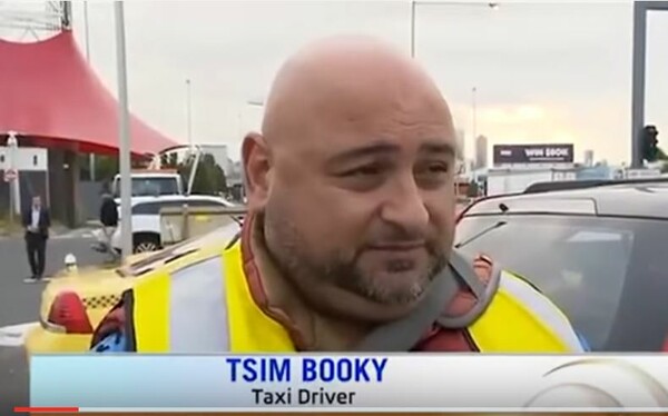 Έλληνας ταξιτζής στην Αυστραλία τρολάρει εκπομπή και συστήνεται ως "Tsim Booky"