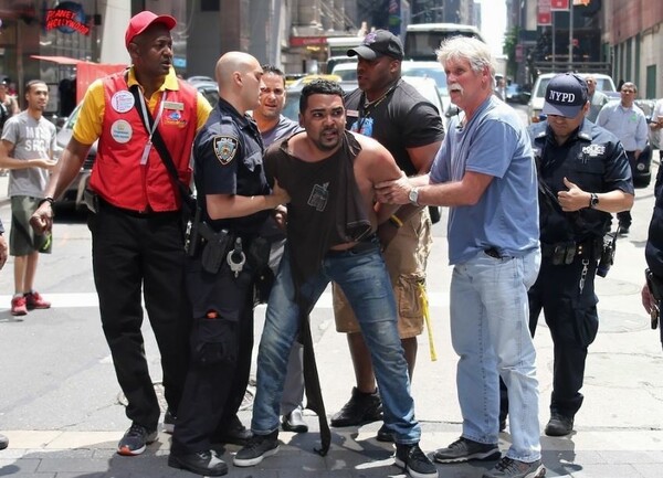 Συγκλονιστικές φωτογραφίες από τον πανικό στη Νέα Υόρκη και τον άντρα που έριξε το όχημα στο πλήθος να προσπαθεί να ξεφύγει