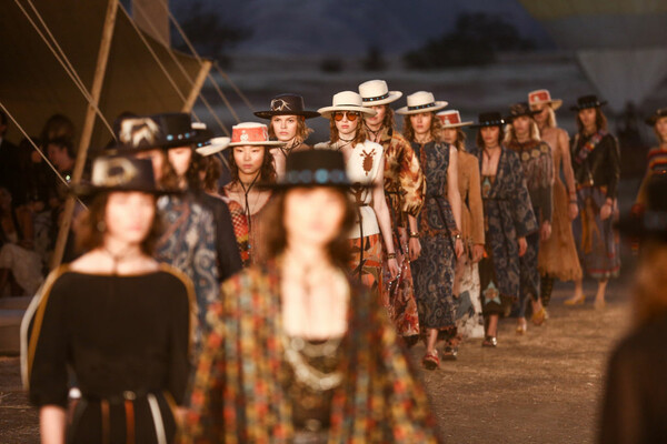 Σε ένα εντυπωσιακό σκηνικό της άγριας Αμερικής έγινε η φέτος η επίδειξη του Dior