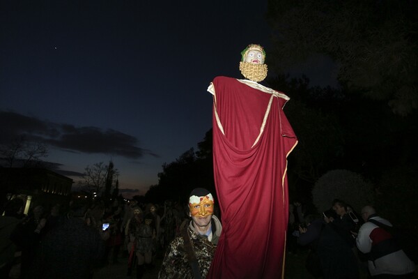 Φαλληφόρια: Σάτυροι, μαινάδες και Βακχίδες παρελαύνουν στο ιστορικό κέντρο της Αθήνας προς τιμήν του θεού Διόνυσου