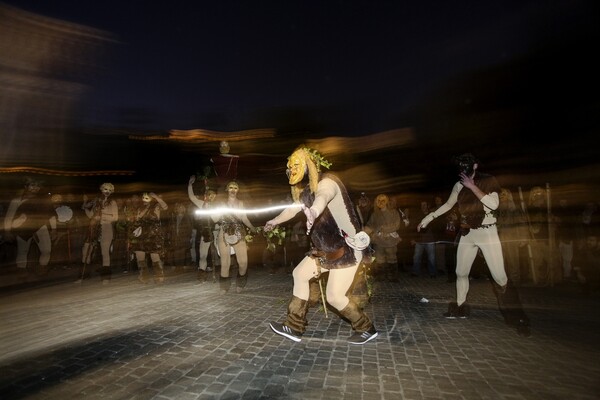 Φαλληφόρια: Σάτυροι, μαινάδες και Βακχίδες παρελαύνουν στο ιστορικό κέντρο της Αθήνας προς τιμήν του θεού Διόνυσου
