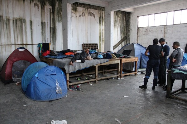 28 φωτογραφίες απ' τη δράση εθελοντών γιατρών σε εγκαταλελειμμένο εργοστάσιο της Πάτρας