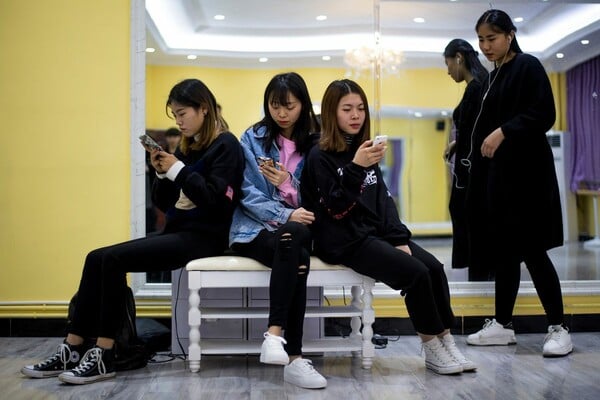 Θέλετε να γίνετε σελέμπριτι στα social media; Στην Κίνα υπάρχει Πανεπιστήμιο που διδάσκει τον τρόπο