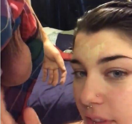 Το WTF βίντεο με την ιδέα μιας κοπέλας να χρησιμοποιήσει τους όρχεις του αγοριού της για να βάλει μέικ απ