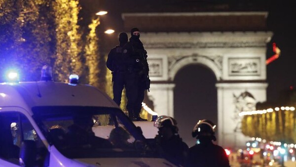 Παρίσι: Το Ισλαμικό Κράτος ανέλαβε την ευθύνη για την επίθεση - 1 νεκρός και 2 τραυματίες αστυνομικοί