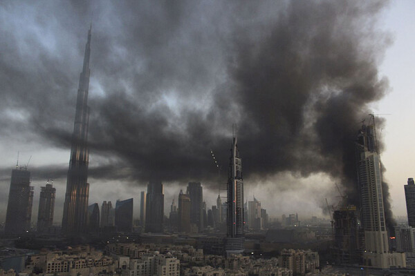 Ουρανοξύστης στο Ντουμπάι φλέγεται και σχεδόν όλη η πόλη μοιάζει με σκηνικό αποκάλυψης