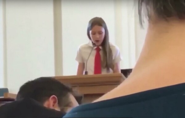 Η στιγμή που 12χρονο κορίτσι αποφάσισε να κάνει come out σε εκκλησία Μορμόνων και της κλείνουν το μικρόφωνο