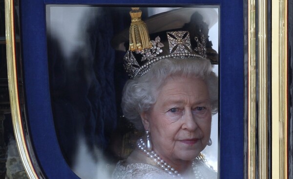 Η βασίλισσα Ελισάβετ κλείνει τα 91 και το Λονδίνο γιορτάζει με κανονιοβολισμούς