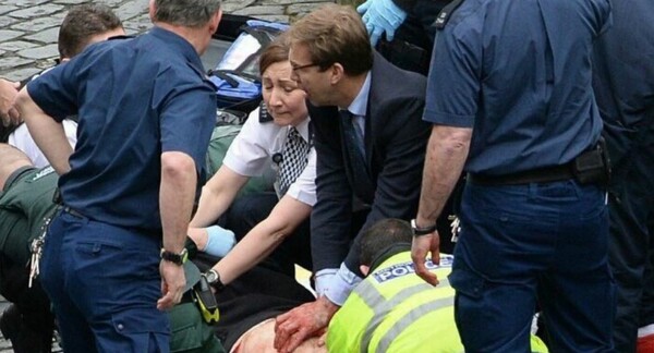 Επίθεση στο Λονδίνο: Οι συγκλονιστικές φωτογραφίες του βρετανού βουλευτή που προσπαθεί να σώσει τον μαχαιρωμένο αστυνομικό
