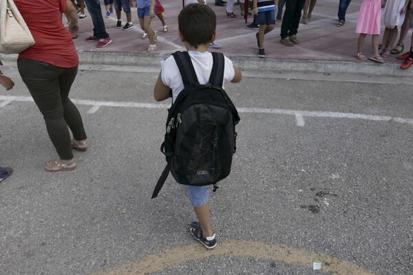 Οι ειδικοί προειδοποιούν: Η λάθος σχολική τσάντα προκαλεί προβλήματα υγείας στο παιδί