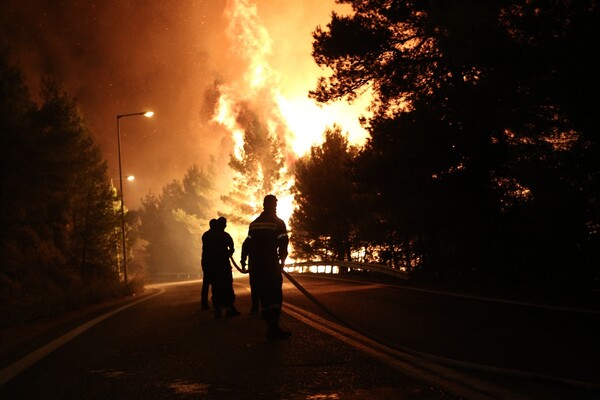 Αναξέλεγκτη η μάχη με τις φλόγες στην ανατολική Αττική- Επεκτείνεται κι άλλο το μέτωπο της πυρκαγιάς (upd)