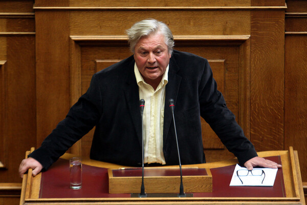 Ο Παπαχριστόπουλος είπε στη Βουλή ότι κάνει μπάνια στη Βούλα παρά τη ρύπανση