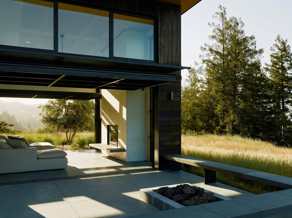 Ένα εντυπωσιακό καλιφορνέζικο σπίτι που γίνεται ένα με τη φύση