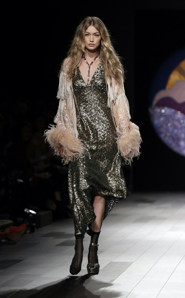 Το απίστευτο catwalk της Gigi Hadid με ένα παπούτσι απλώς επιβεβαιώνει γιατί είναι supermodel