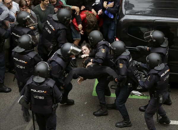 Xάος και βία στην Καταλονία: 844 τραυματίες, συγκρούσεις πολιτών με την αστυνομία