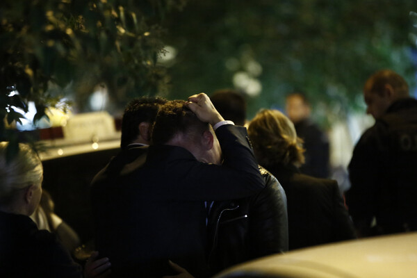 Θρήνος έξω από το γραφείο του Μιχάλη Ζαφειρόπουλου - Συγγενείς και φίλοι ξεσπούν σε δάκρυα