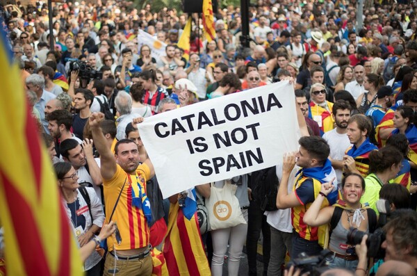 Με δάκρυα, χορό και σαμπάνιες πανηγυρίζουν χιλιάδες Καταλανοί την ανεξαρτησία τους