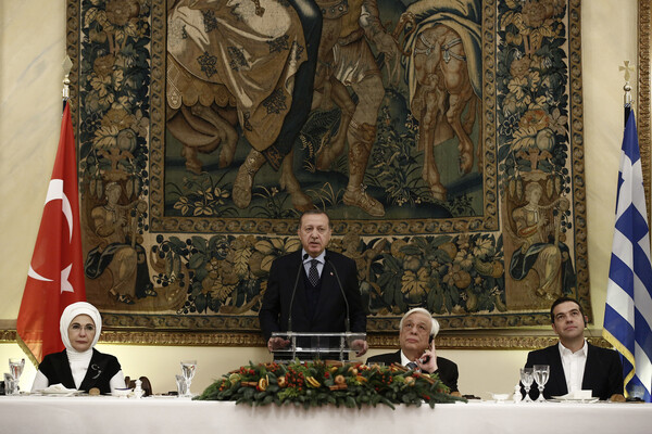 Φωτογραφίες μέσα από το δείπνο για τον Ερντογάν και την Εμινέ στο Προεδρικό