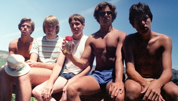 Πέντε φίλοι αναπαριστούν εδώ και 35 χρόνια την ίδια ακριβώς φωτογραφία στο ίδιο σημείο με την ίδια πόζα