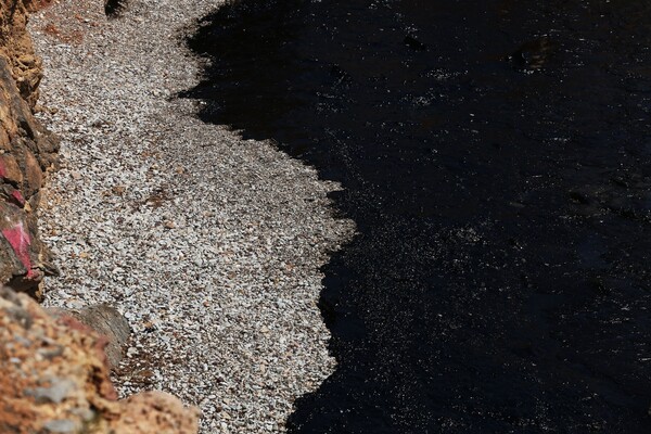 Απόγνωση στη Σαλαμίνα: Πίσσα και πετρέλαιο σε ακτογραμμή 2,5 χλμ και χιλιάδες τόνοι καυσίμων στο Σαρωνικό