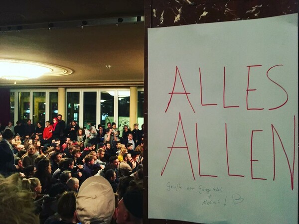 «Να κάνουμε το Βερολίνο καύλα ξανά»: Mέσα στην κατάληψη του Volksbühne