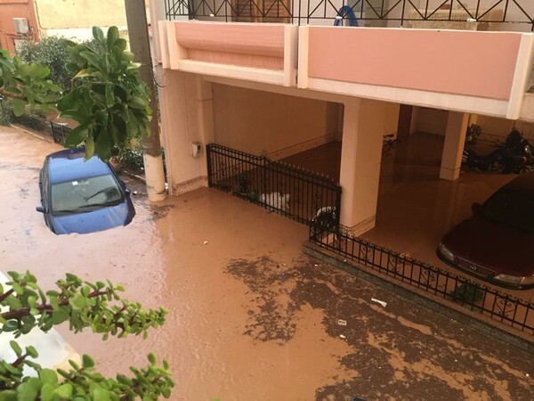 Πλημμύρες και εγκλωβισμένοι στη Νέα Πέραμο