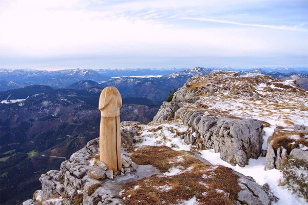 Μυστήριο με το μεγάλο γλυπτό ενός πέους που εμφανίστηκε ξαφνικά σε βουνό της Αυστρίας