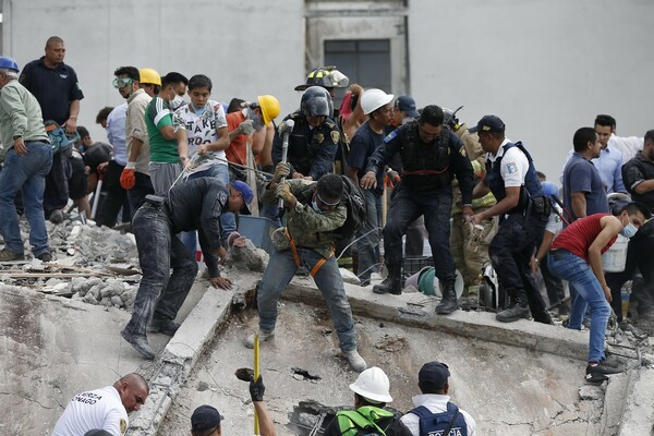 Εκατόμβη νεκρών στο Μεξικό - Εικόνες καταστροφής μετά τα φονικά Ρίχτερ