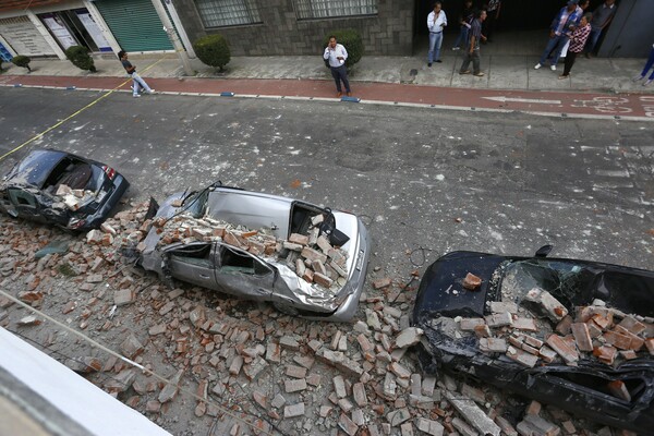 Εκατόμβη νεκρών στο Μεξικό - Εικόνες καταστροφής μετά τα φονικά Ρίχτερ