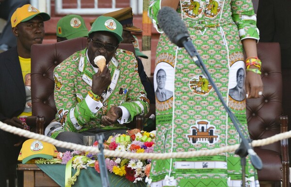 Μουγκάμπε: η ιστορία του μακροβιότερου δικτάτορα της υφηλίου
