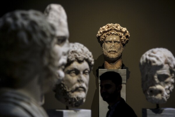 Οι πρώτες φωτογραφίες από την έκθεση για τον φιλέλληνα αυτοκράτορα Αδριανό στο Εθνικό Αρχαιολογικό Μουσείο