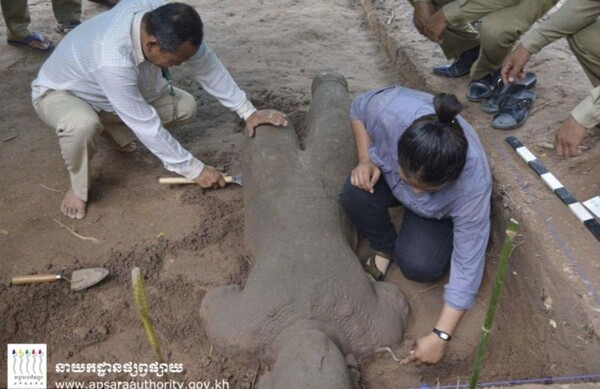 Η αρχαιολογική σκαπάνη φέρνει στο φως τον αρχαίο φρουρό του Ανγκόρ Βατ