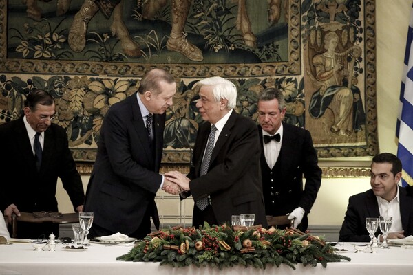 Φωτογραφίες μέσα από το δείπνο για τον Ερντογάν και την Εμινέ στο Προεδρικό