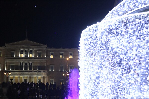 Επισήμως Χριστούγεννα και στην Αθήνα - Η φωταγώγηση του δέντρου στην πλατεία Συντάγματος