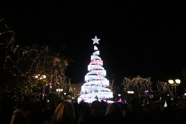 Επισήμως Χριστούγεννα και στην Αθήνα - Η φωταγώγηση του δέντρου στην πλατεία Συντάγματος
