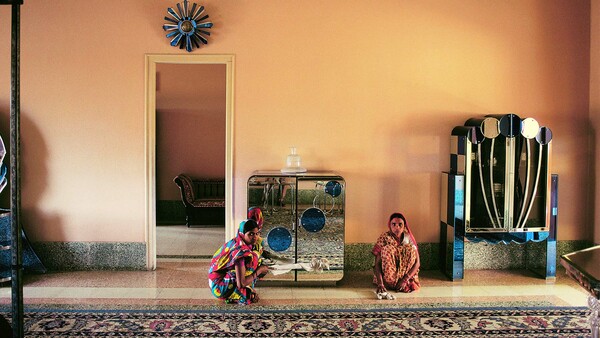 Μοντερνισμός στις όχθες του Γάγγη: Οι πολύχρωμες φωτογραφίες του Raghubir Singh