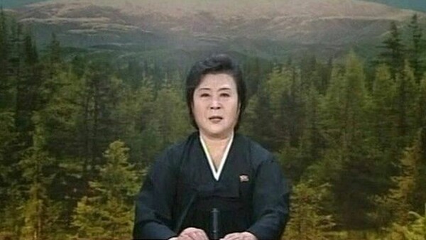 H Ροζ Κυρία της Β. Κορέας που αναγγέλλει πρόσχαρα πυρηνικές καταστροφές
