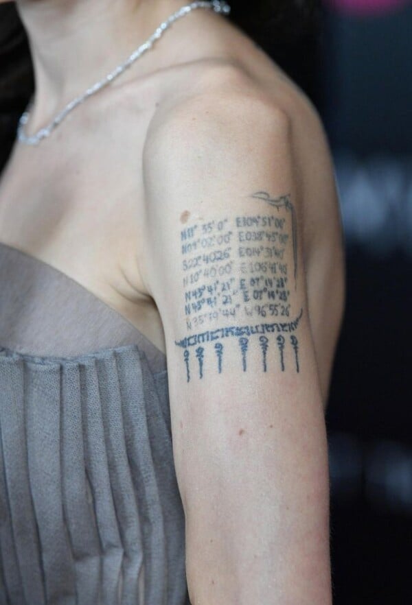 Λαμπερή και με εντυπωσιακό φόρεμα που αποκάλυψε σχεδόν όλα τα τατουάζ της η Αντζελίνα Τζολί