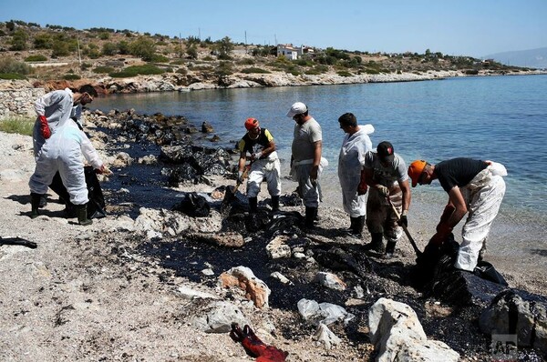 «Οικολογική καταστροφή στην Ελλάδα»: Η πετρελαιοκηλίδα στο Σαρωνικό θέμα στα διεθνή μέσα ενημέρωσης