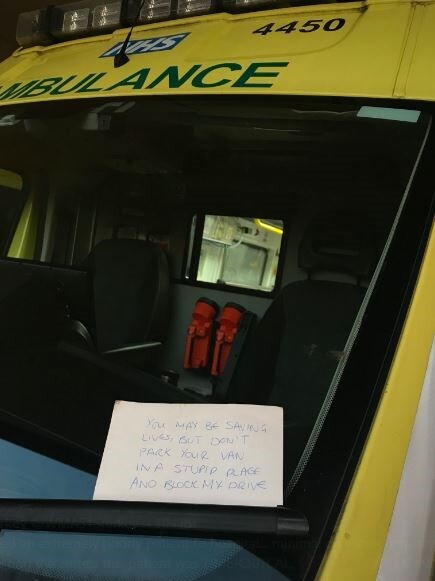 «Σιχαίνομαι τον εαυτό μου» - Οργή για τον άντρα που άφησε σημείωμα σε ασθενοφόρο επειδή του έκλεινε το δρόμο