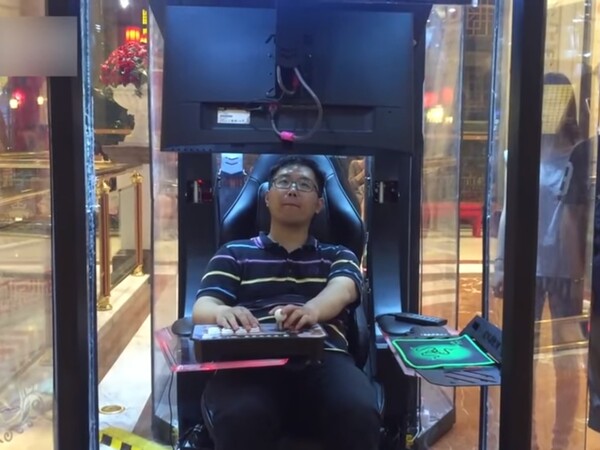 Εμπορικό κέντρο έφτιαξε θαλάμους με βιντεοπαιχνίδια για να μην βαριούνται οι άντρες όσο ψωνίζουν οι γυναίκες τους