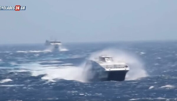 Εντυπωσιακό βίντεο δείχνει τη «μάχη» με τα κύματα δύο πλοίων στη Φολέγανδρο