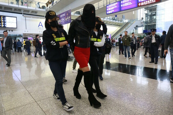 Συνελήφθη Ελληνίδα μοντέλο με κοκαΐνη τεράστιας αξίας στο αεροδρόμιο του Χονγκ Κονγκ