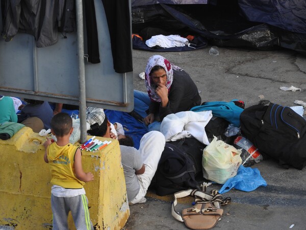 Guardian: Χιλιάδες πρόσφυγες στην Ελλάδα ζουν σε άθλιες συνθήκες και μια αρρώστια είναι το μόνο εισιτήριο διαφυγής