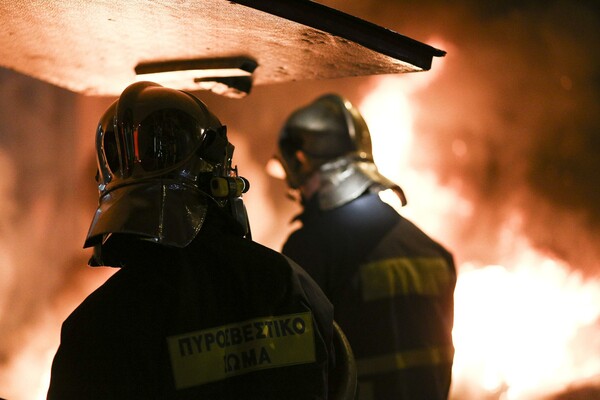 Θεσσαλονίκη: Πυρκαγιές σε πυλωτή και σε δομή προσφύγων
